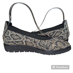 Nurture Shoes Women's Sz 7M Kizzie Snake Print Envelope Wedge Slip-On